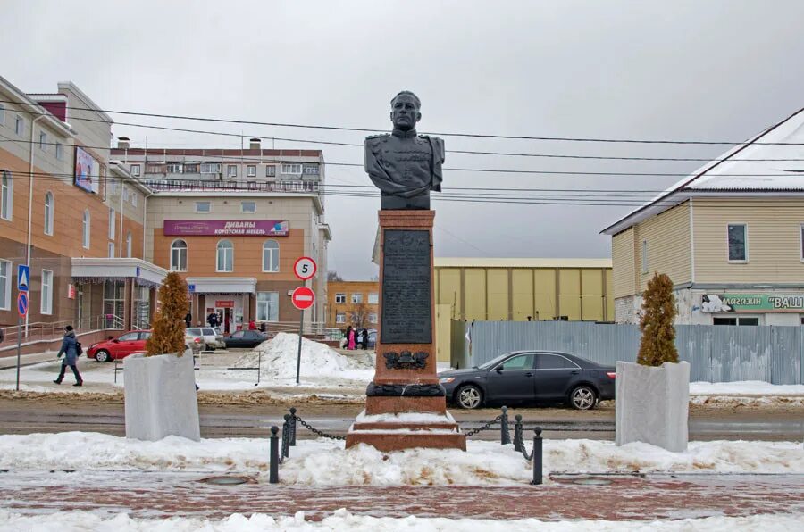 Площадь озеры. Памятник маршалу Катукову Озеры. Бюст Катукова в городе озёры. Памятник Катукову в Озерах.