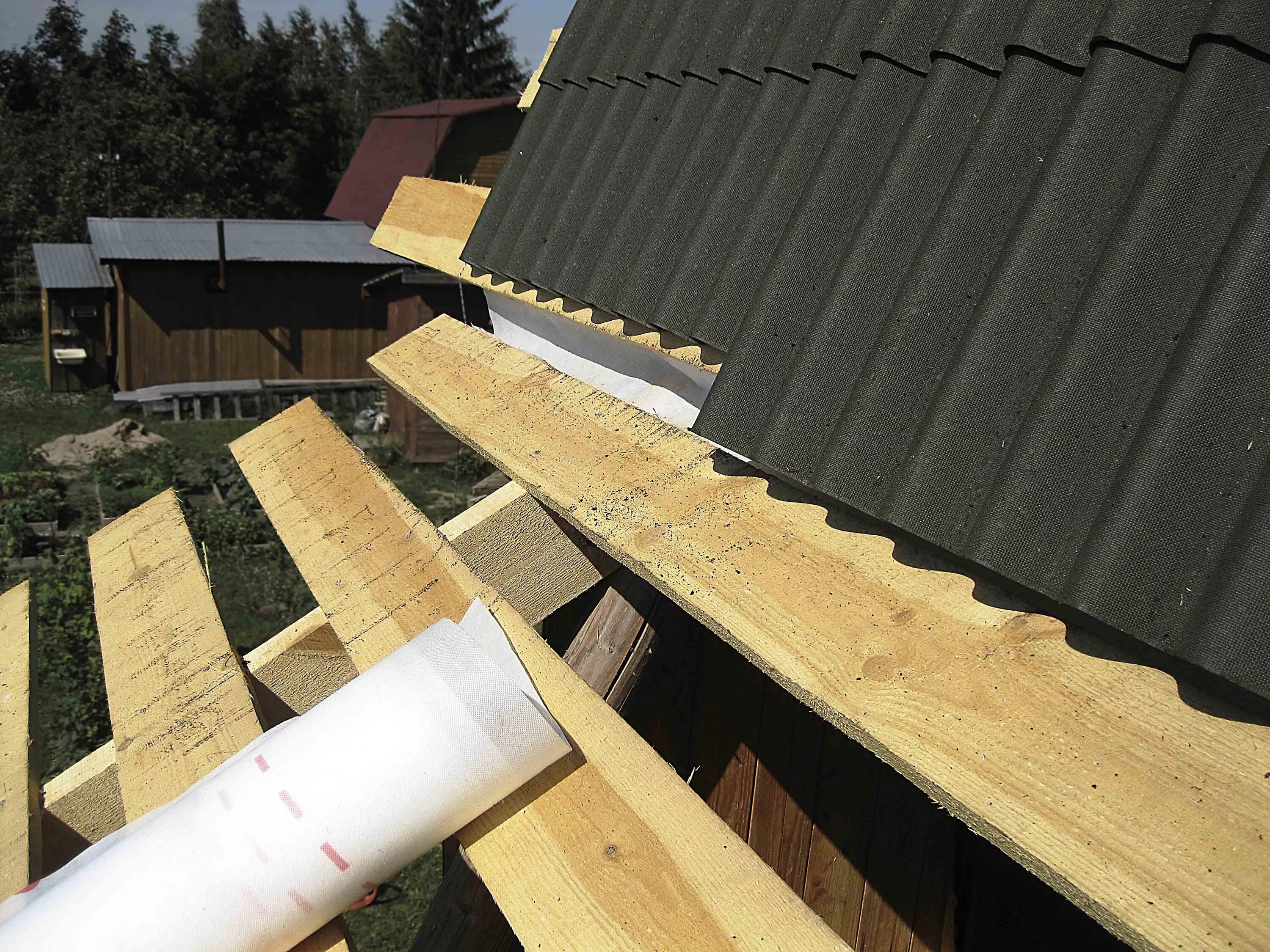 Обрешетка под андулиновая кровля. Ондулин технониколь. Контробрешетка под ондулин. Обрешетка под черепицу ондулин. Черепица ондулин diy красная.