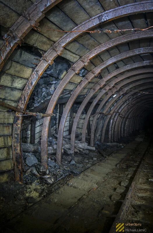 У входа в вертикальную шахту произведен