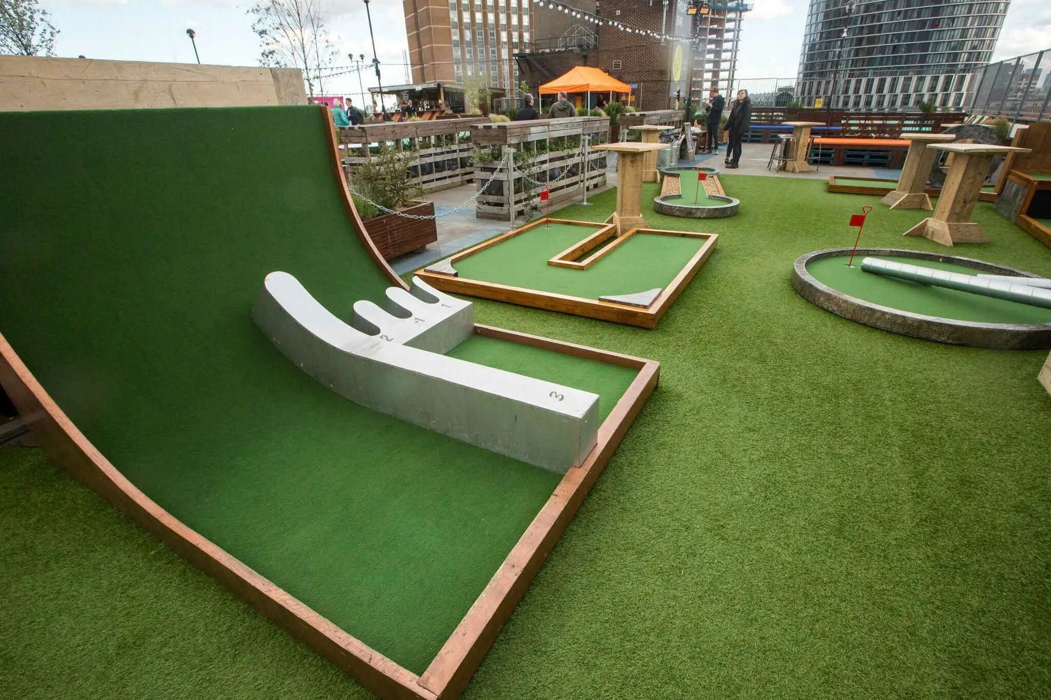 Паттинг Грин минигольф. Mini Golf. Мини гольф Гарден Сити. Мини гольф площадка в Кантри клаб.