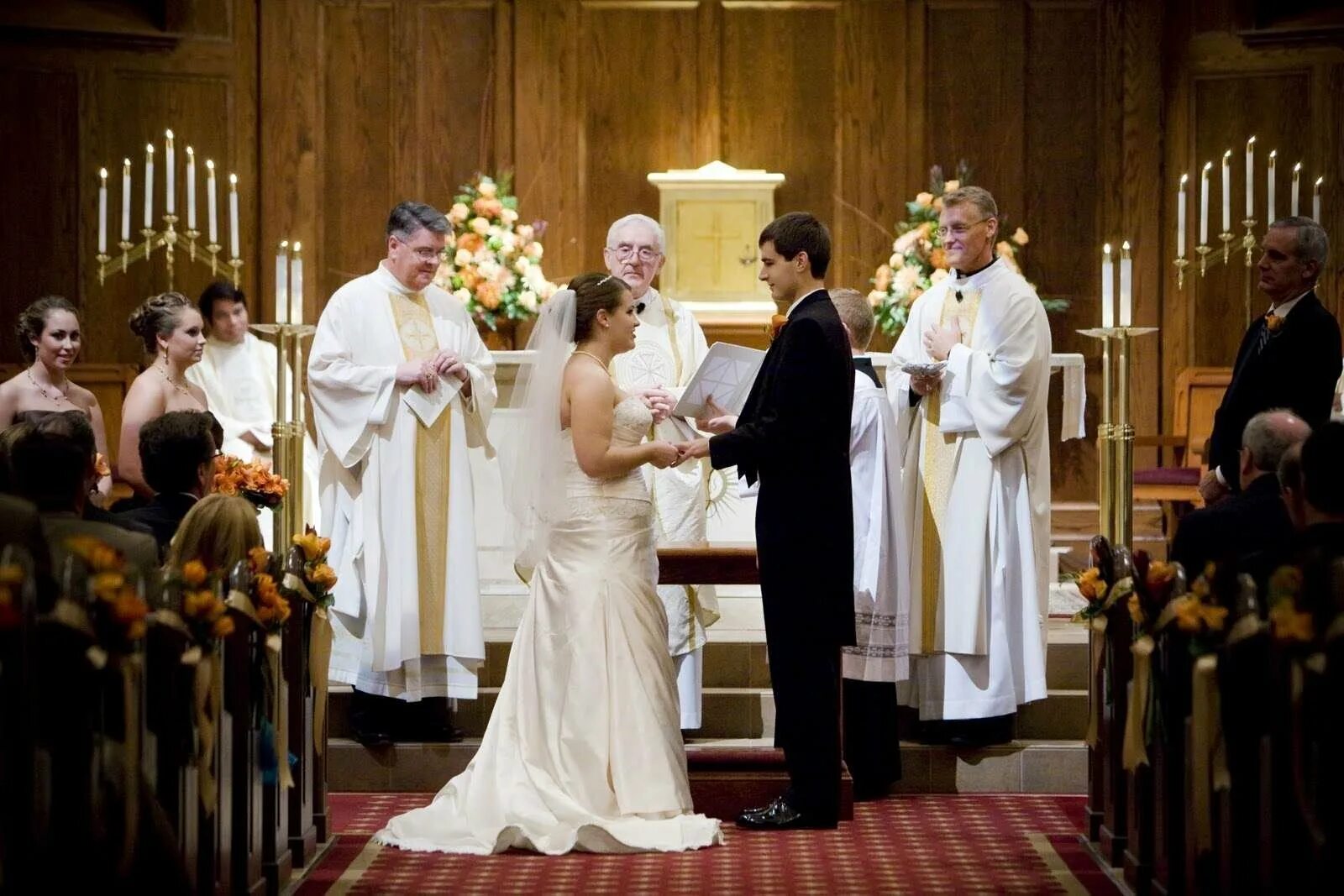 Церемония со. Свадебная церемония у католического собора. Венчание в костеле. Католическое венчание. Венчание в католической церкви.