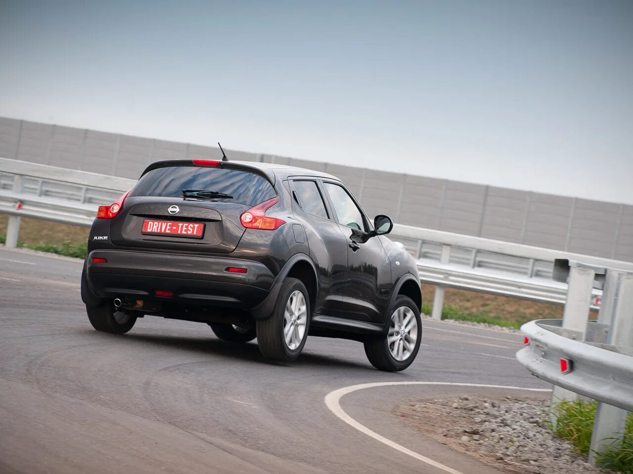 Жук полный привод. Test Nissan Juke 2011. Ниссан Джук едет по дороге. Ниссан Джук полный привод.