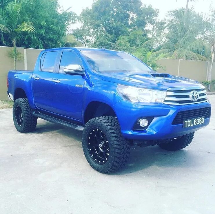 Диски на тойота хайлюкс. Toyota hilux 33 колеса. toyota hilux 8. toyota hilux 7 на 33 колесах. тойота хайлюкс 6 поколения.
