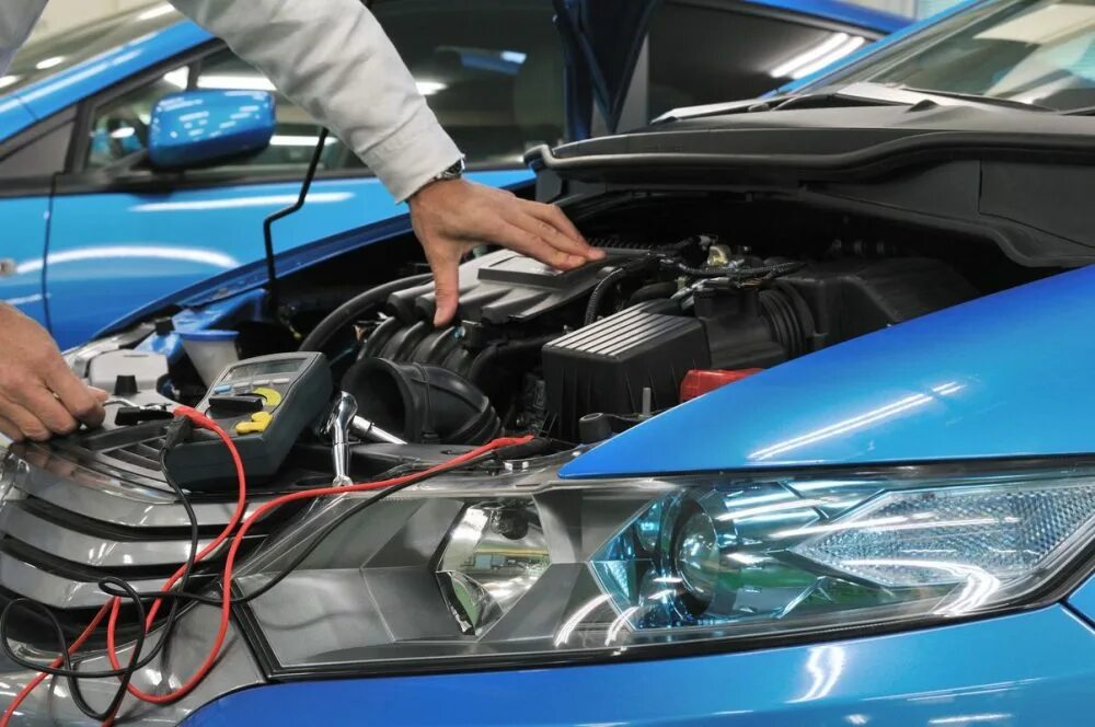 Автомобиль в сервисе. Электрик по автомобилям. Electric car servicing. Техобслуживание автомобиля. Electric car servicing.