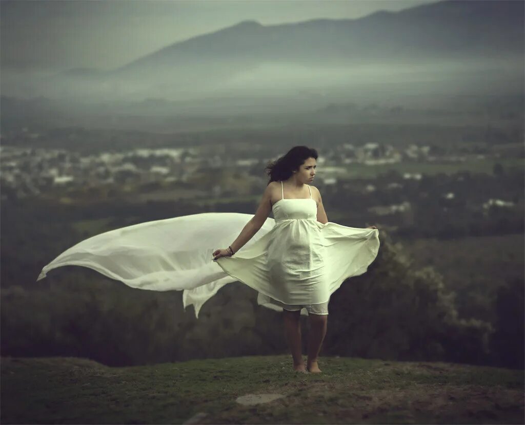 Платье на ветру. Платье развевается на ветру. Девушка на ветру. Платье развивающееся на ветру.