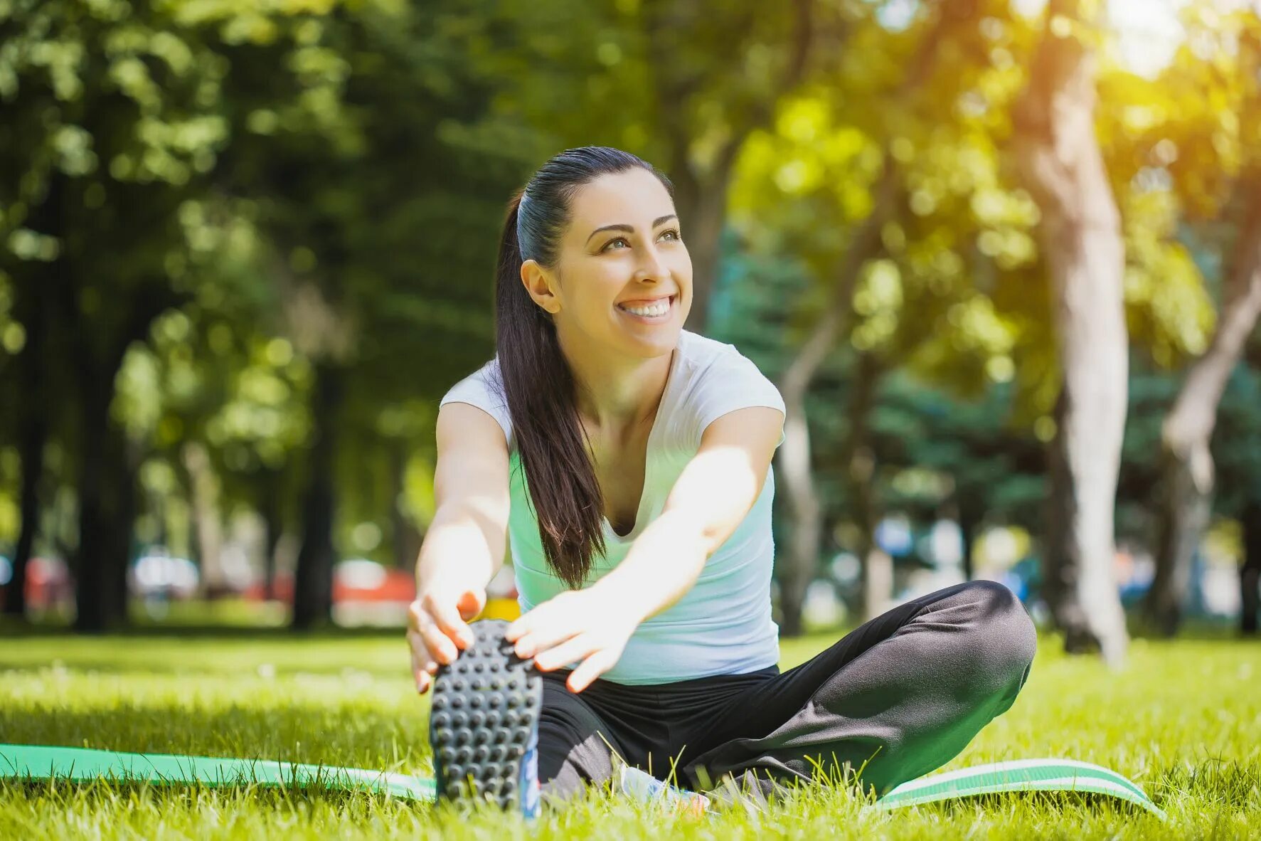 Женщина делает упражнения. Летние занятия Сток фото. Sitting in the Park. She s in the park