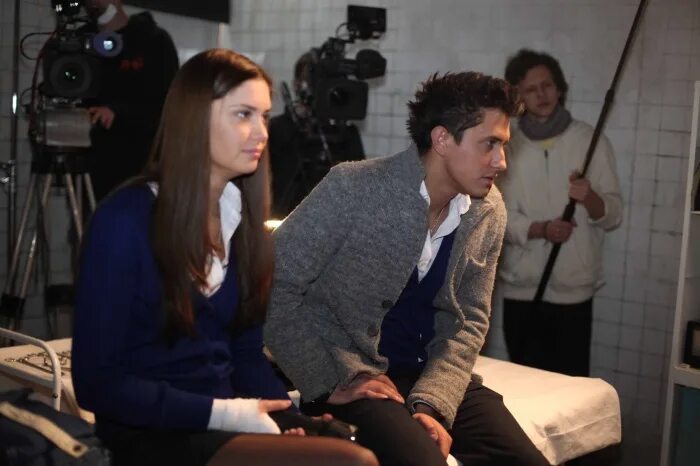 закрытая школа сериал за кадром. павильоны амедиа закрытая школа. закрытая школа сериал. закрытая школа кадры со съемок. закрытая школа съемки.