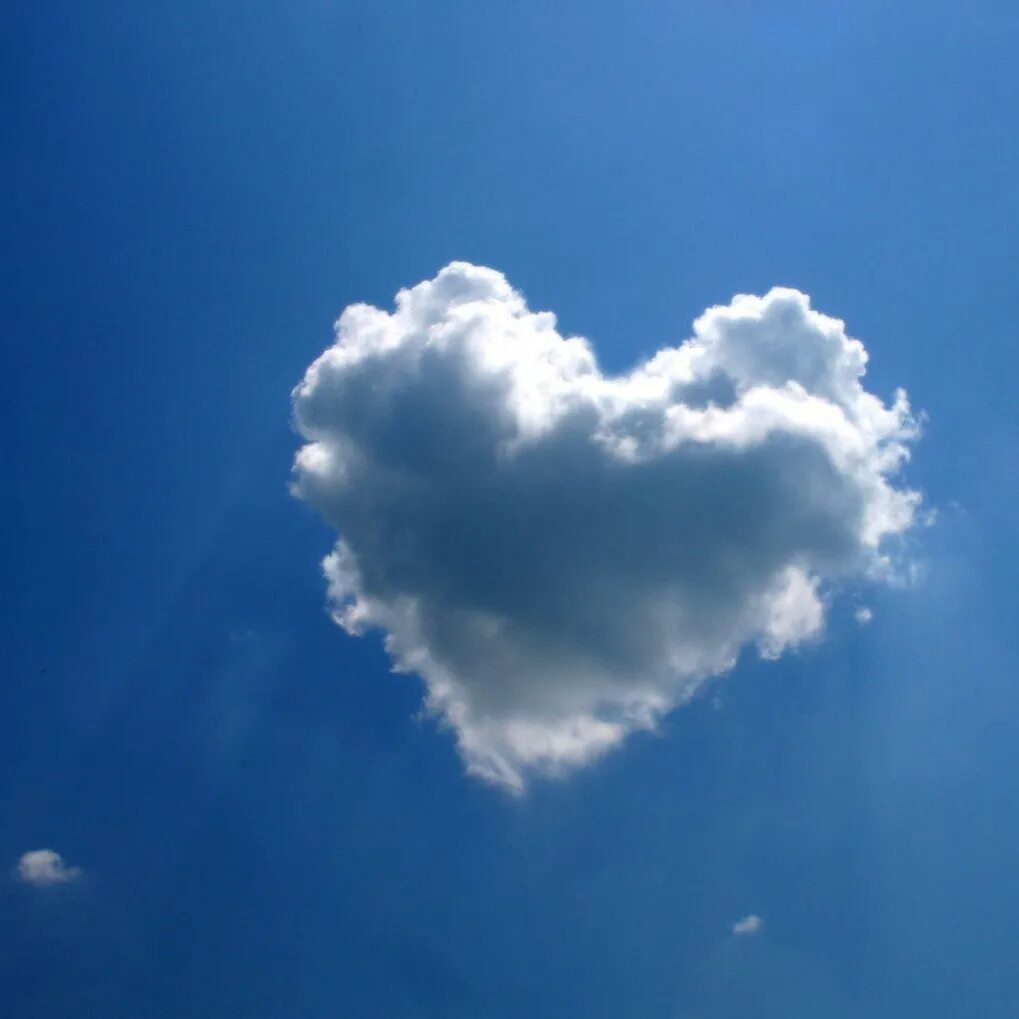 Люблю небо дай бывших. Облако в виде сердца. Облако в виде сердечка. Сердечко из облаков. Сердце в небе.