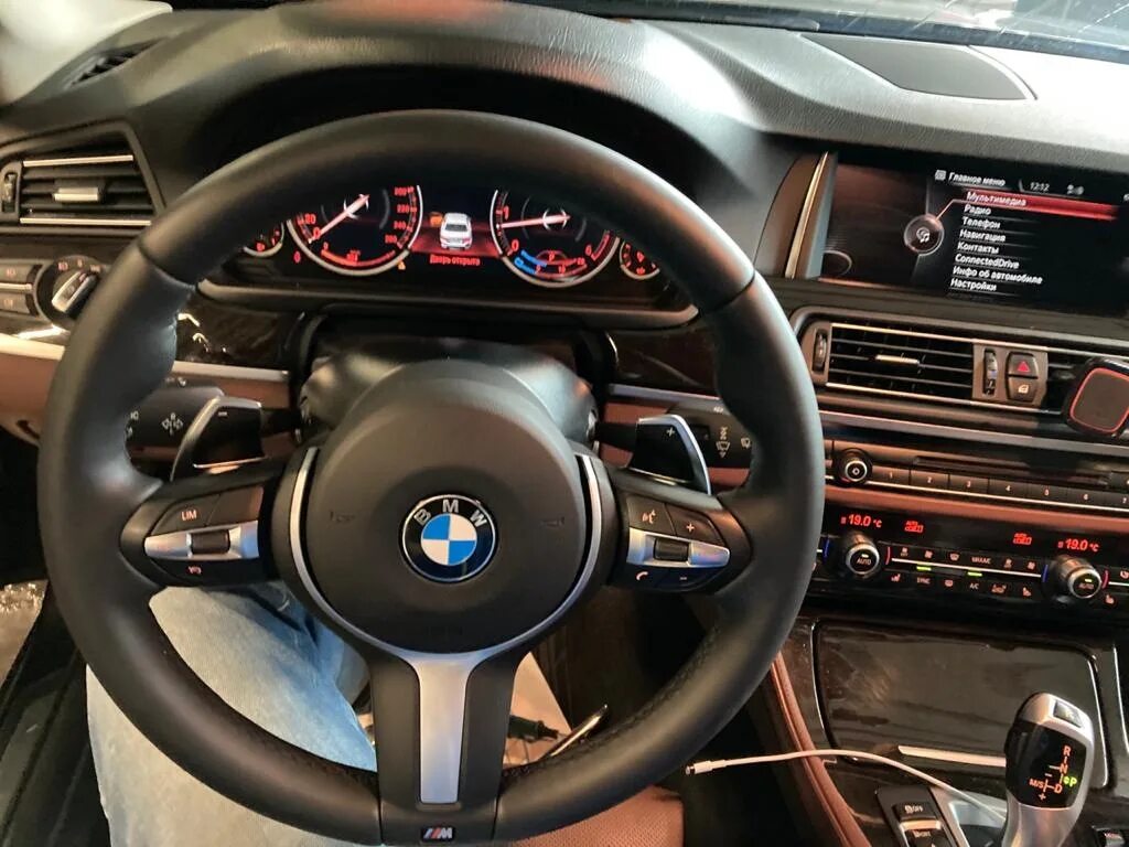 Установка м руля. Бмв f10 m руль. m руль bmw f10. руль бмв 530. подогрев руля бмв f10.