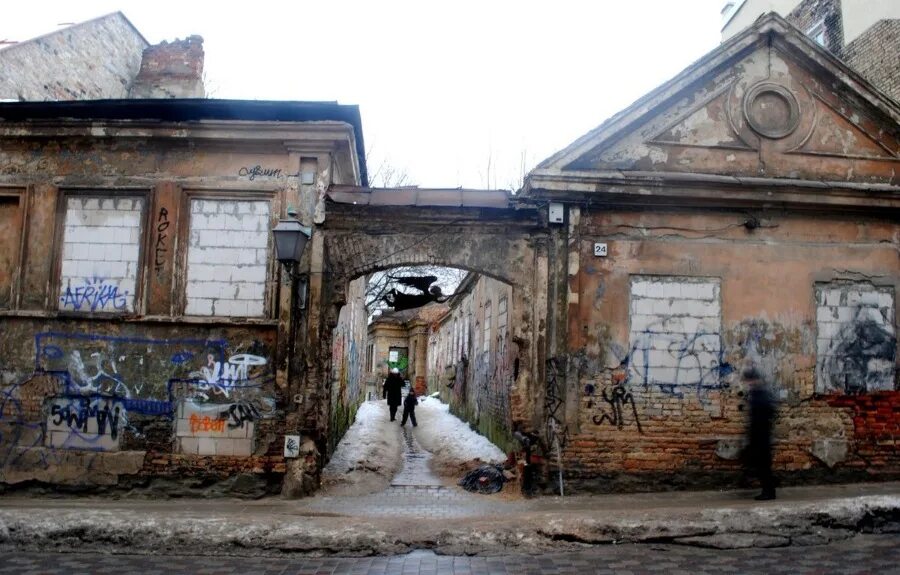 Нищета в глубинке. Нищенка из захолустья. Бедная деревенская девушка. Нищенка из захолустья фото. Деревенские люди.