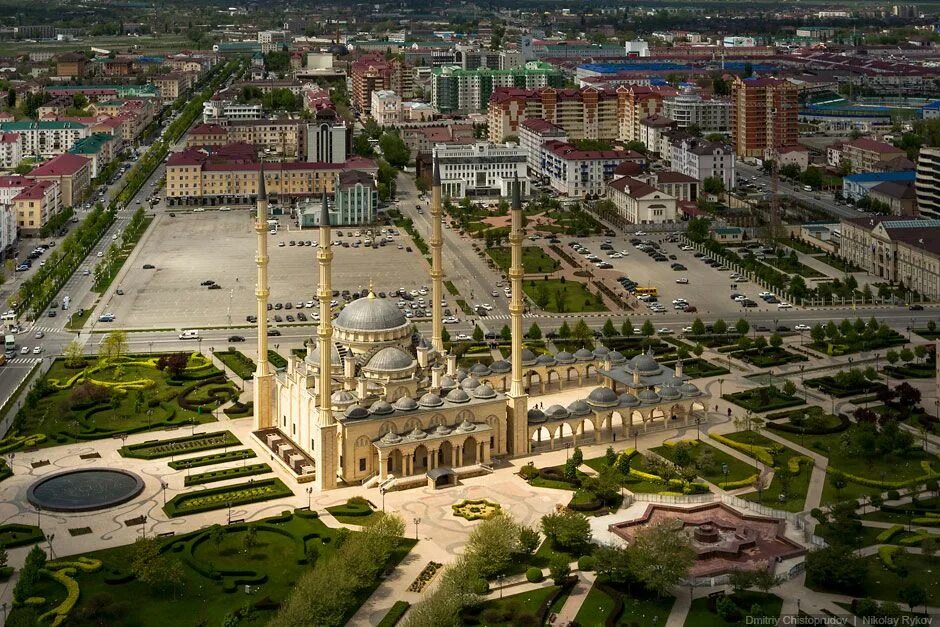 Город назвали грозным. Мечеть Чечня Грозный. Сердце Чечни Грозный. Чечня мечеть сердце Чечни. Сердце Чечни достопримечательности Грозного.