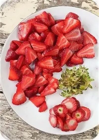 Как красиво нарезать клубнику. Клубника нарезанная. красивая нарезка клубники. красиво нарезать клубнику. клубника нарезанная на тарелке.
