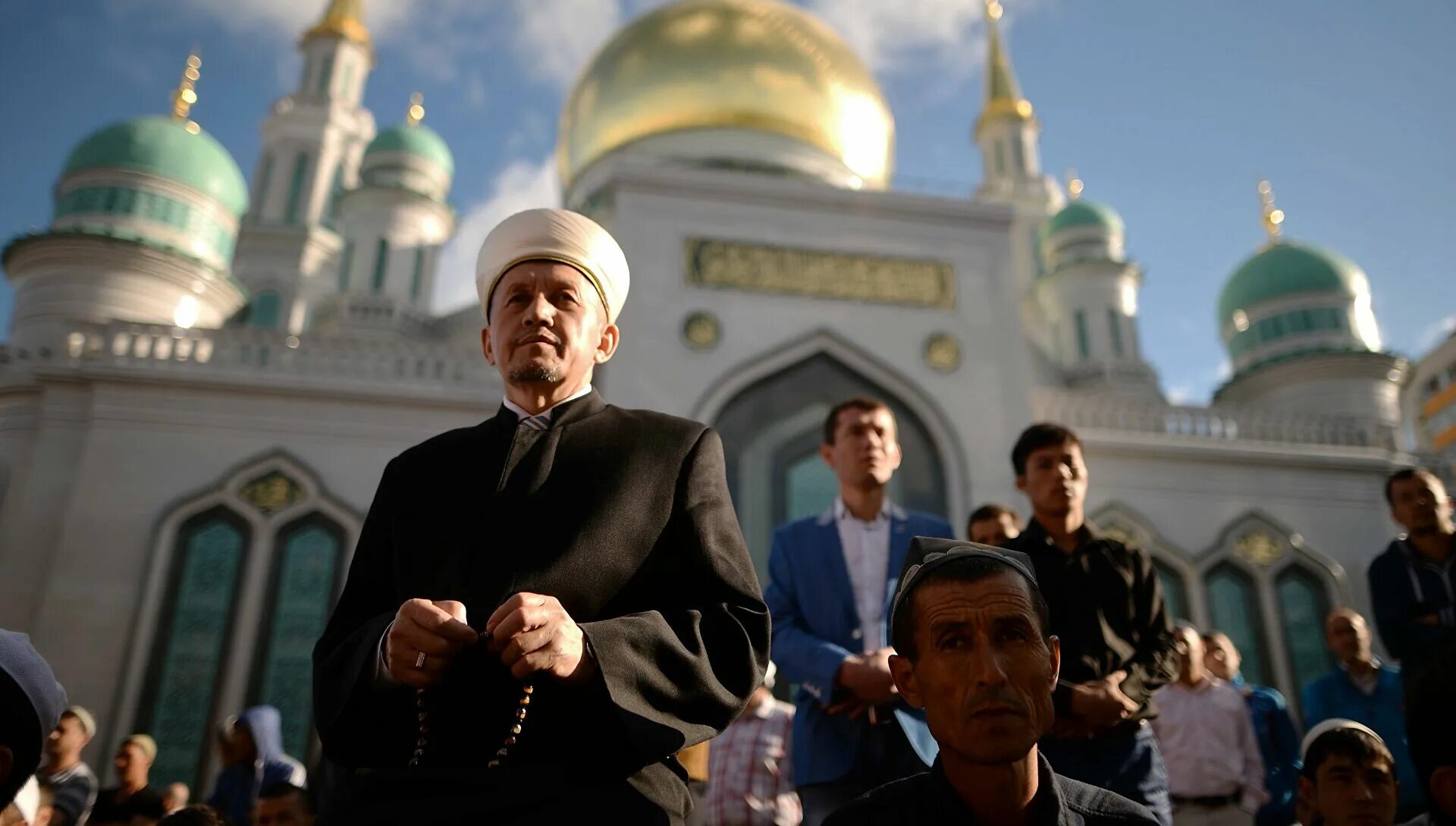 Видео ураза. Мусульмане в России. Люди в мечети.
