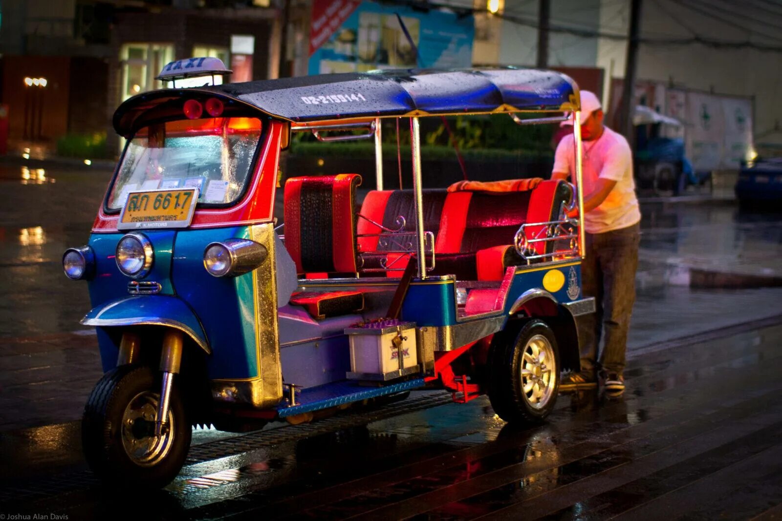 Тук тук машина в Тайланде. Такси тук тук Тайланд. Tuc tuc машина. Тайланд Туки Туки.
