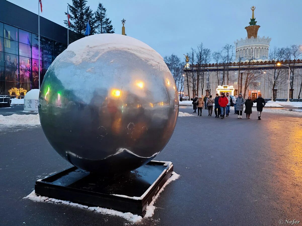 Музей шаров в спб. Монумент шар СПБ. Гранитный шар в Питере на Невском. Гранитный шар в Питере на набережной. Питер 2018 шар.