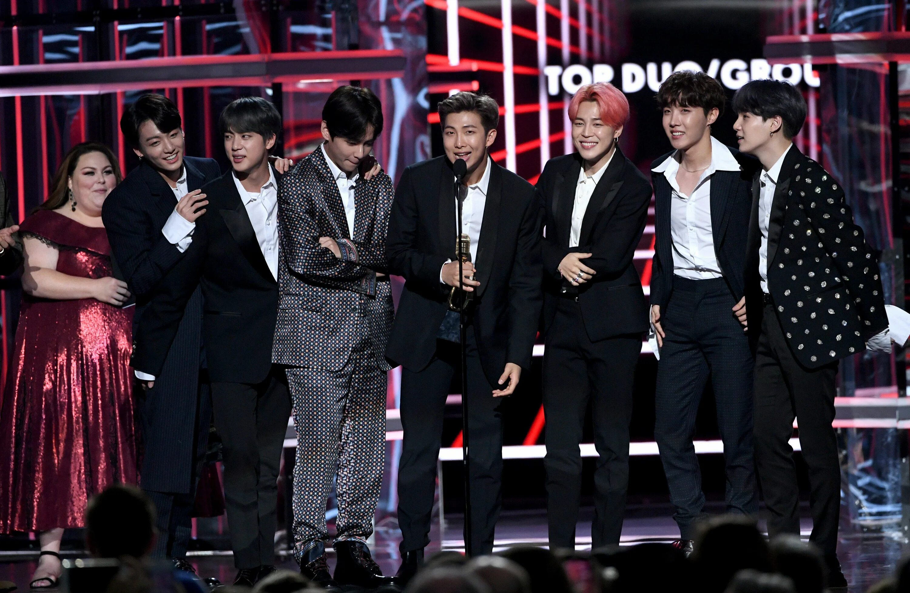 Bts awards. БТС на премии. BTS Billboard 2019. Дрейк и БТС. Биллборд эвордс БТС.