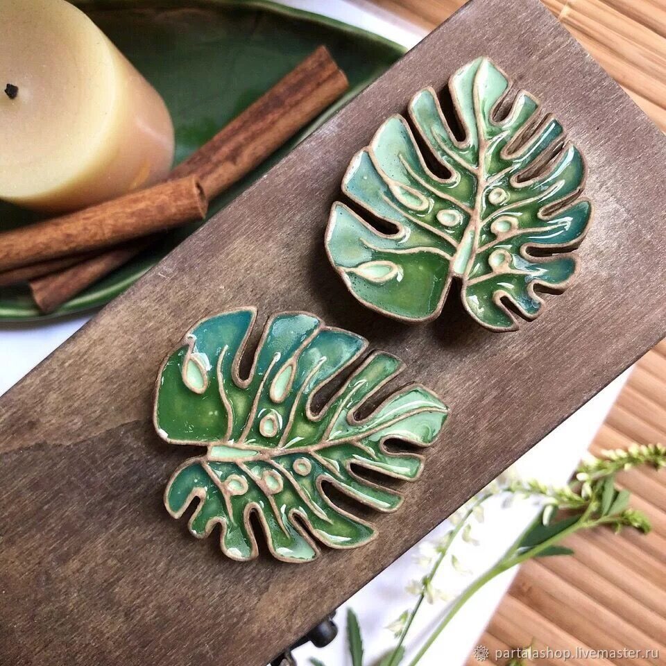 Осенний лист из глины. Листочки из полимерной глины мастер класс. Лист из глины. Лист из керамики. Лист из глины.