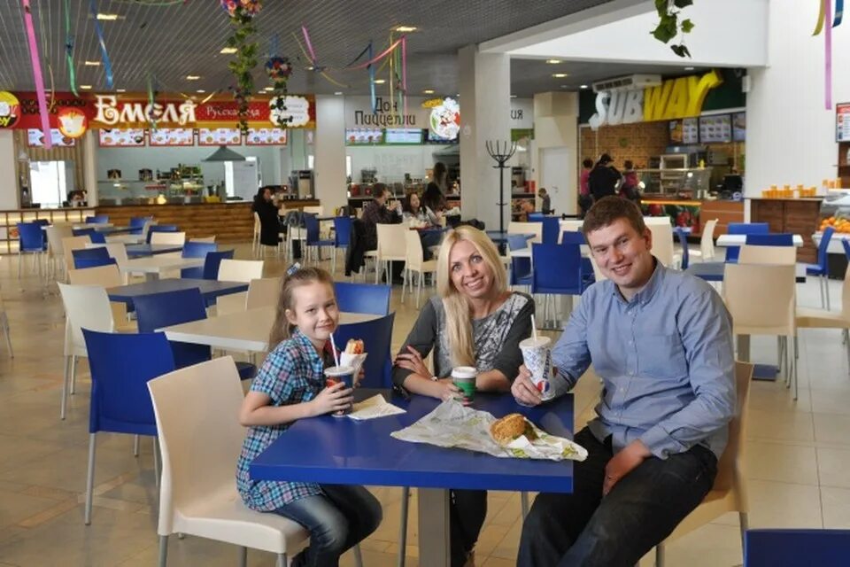 Сигма фудкорт ижевск. Сигма фудкорт ижевск. Интерьер кафе в стиле лофт фаст фуд. Петровский фудкорт. Тц сигма ижевск фудкорт.