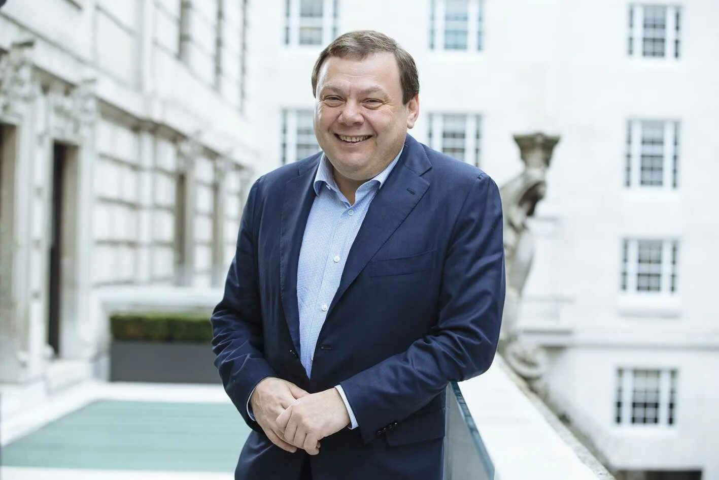 бизнесмен альфа. статусный мужчина. михаил фридман. бизнесмен альфа. кредит в банке.