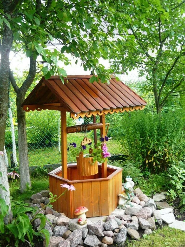 Сделать колодец видео. Обустройство колодца на даче. Дачный колодец. Домик для колодца. Отделка колодца.