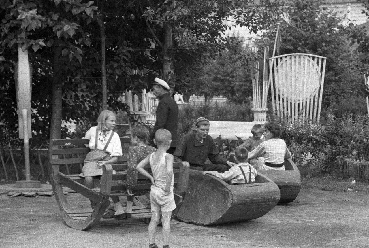 Текст изложения огэ. Виммельбух городок мирославль. Ротраут сузанна бернер летняя книга. Сквер погибшим морякам каф хабаровск. Московский двор 1930-е.