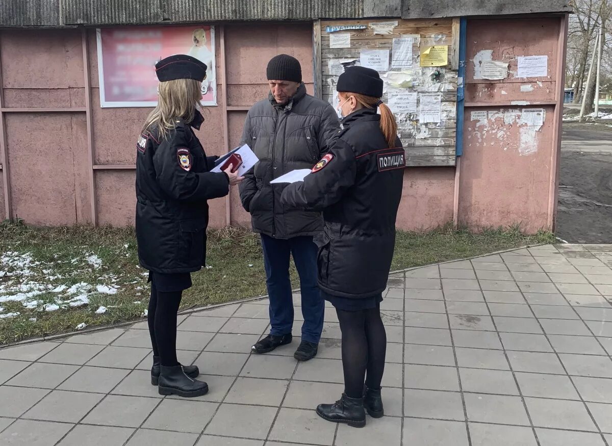 Проверка документов у граждан сотрудниками полиции. Предупреждение полиции. милиция брянск. полицейский разъясняет. участковые полицейские патрули.