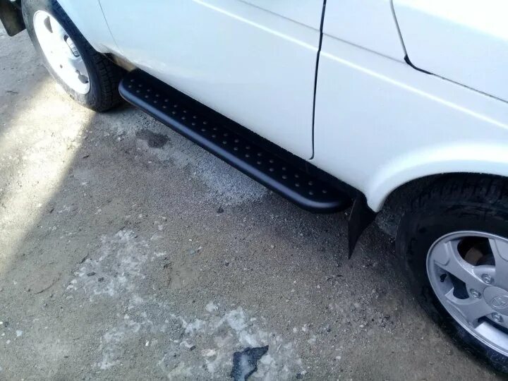 Пороги ваз 21214 rival чёрные. Пороговые дуги нива. Крепление силовых порогов нива 21213. Защита порогов труба на ниву 21214. Порог подножка на ниву 21214.