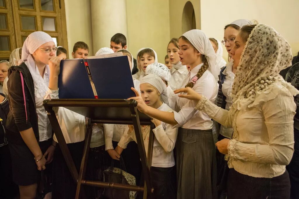 Клирос обучение. Клирос литургия титов. Никитский храм клирос. Хор свято духова монастыря волгоград. Хор в православном храме.