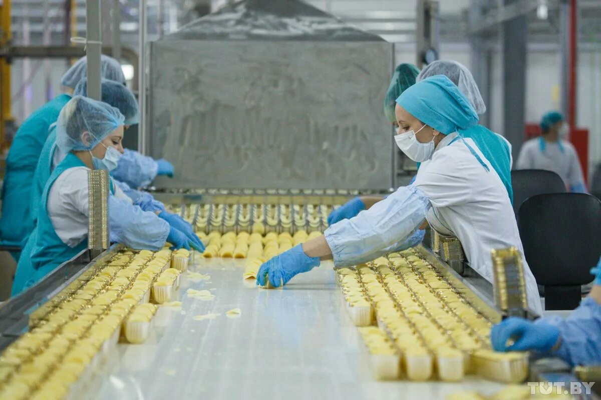 Фасовка от работодателя. Ручной труд на производстве. фасовка на производстве чипсов. пищевая промышленность чипсы. фасовщик чипсов.