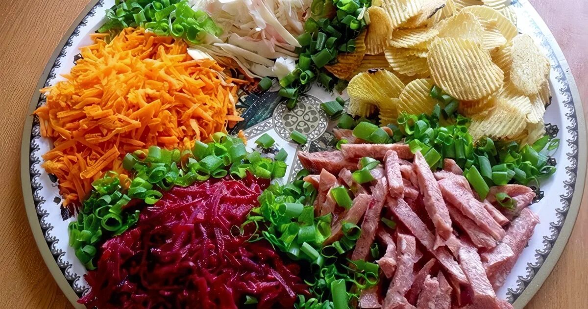 Салат ромашка кучками. Ералаш салат чафан. Салат ералаш с кириешками. Салат ромашка кучками. Салат кучками.