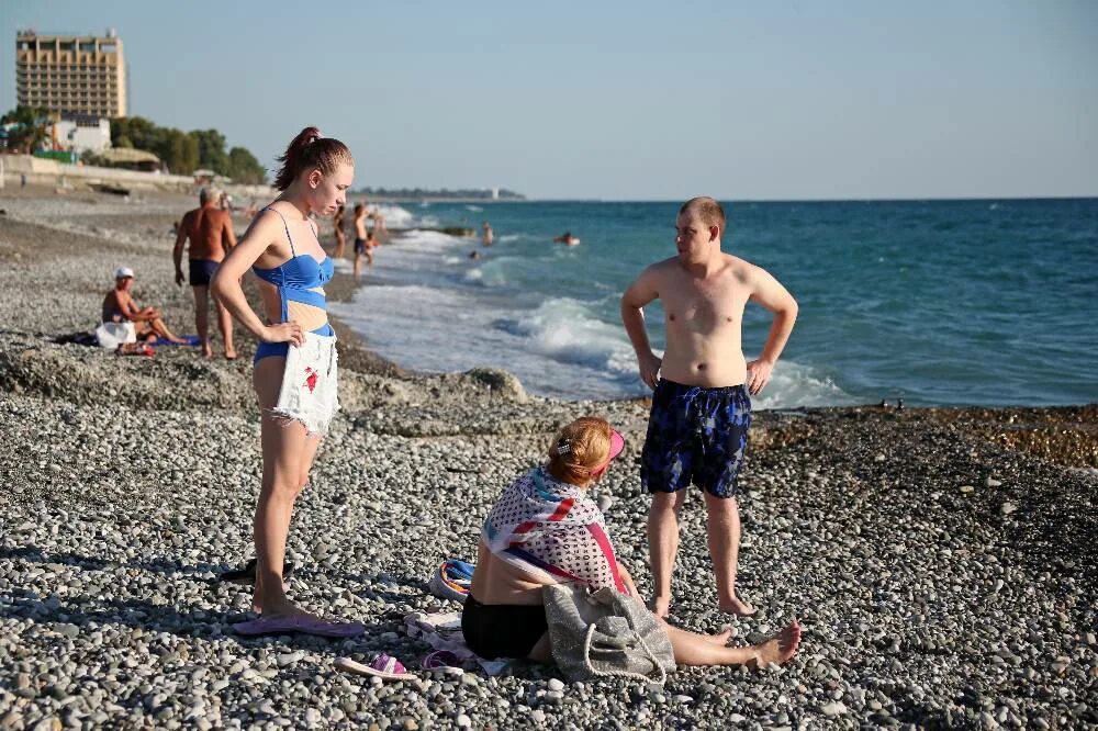 Абхазия пляж. Абхазия девушки на пляже. Пляжный туризм в Абхазии.