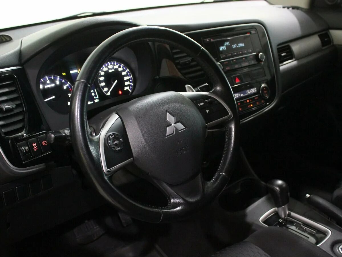 Mitsubishi объявляет старт продаж нового Outlander PHEV.
