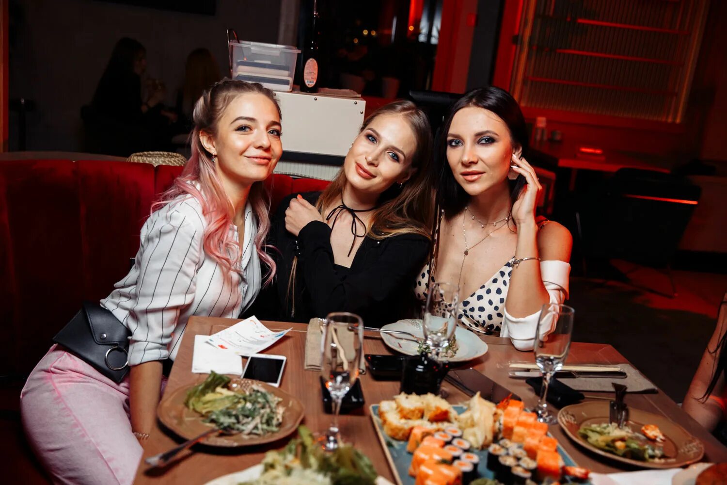 Понеслось бар воронеж. Светское мероприятие. Black house club минск. Ведров бар волгоград. Фотоотчет.