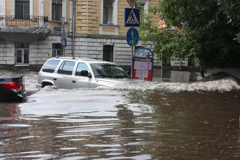 Ураган в москве вчера. Наводнение Хохловский переулок. Подтопления в Москве. Потоп в Москве. Ливень в Москве.