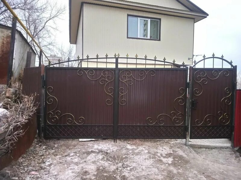 Ворота из профнастила с элементами ковки (41 фото): эскизы конструкций из профли
