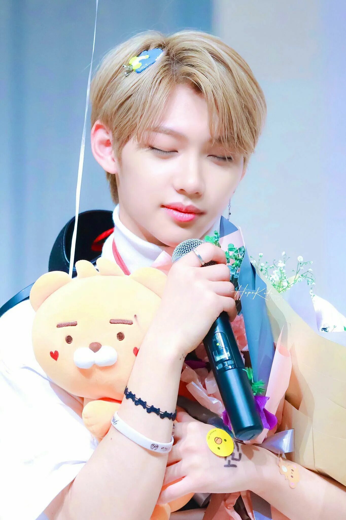 Сколько лет феликсу из stray kids 2025. Felix stray. феликс stray kids 2025. фотосессия феликса stray kids. феликс stray kids 2025.