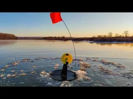 Щука на льду жерлицы