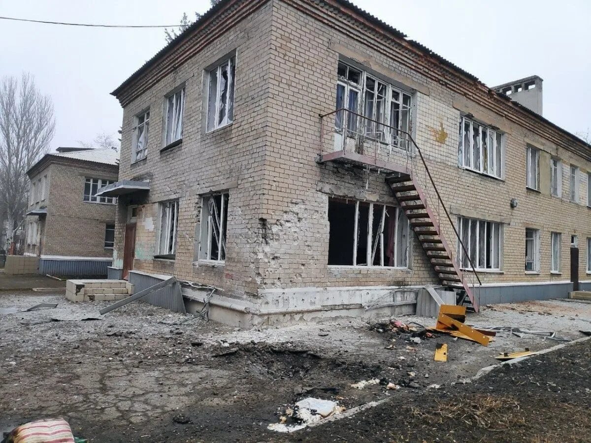 украина, донецкая область,верхнеторецкое  ясиноватский район. волноваха улица центральная. ясиноватая днр. обстрел деревни. донецк война разрушенные здания.