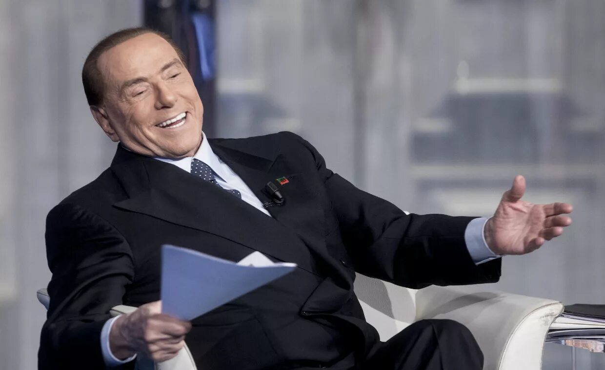 Имя берлускони 7 букв. Сильвио Берлускони. Сильвио Берлускони (Silvio Berlusconi). Берлускони 2001. Сильвио Берлускони смеется.