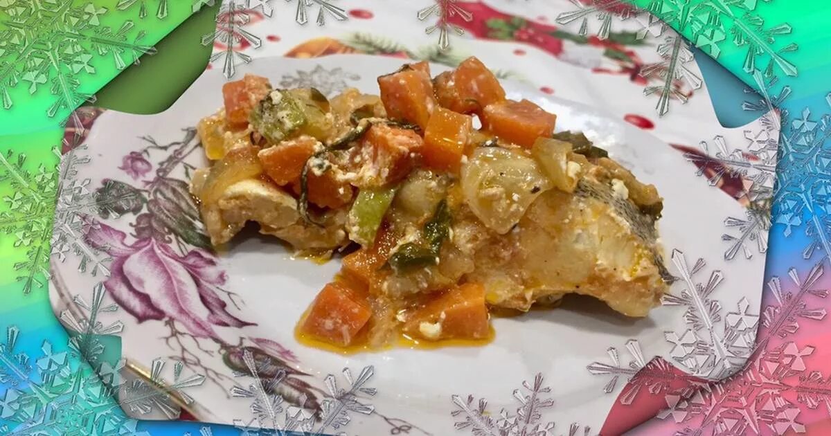 пикша тушеная с луком. тушеная рыба минтай. пикша тушеная с овощами. пикша тушеная. рыба тушеная с луком.