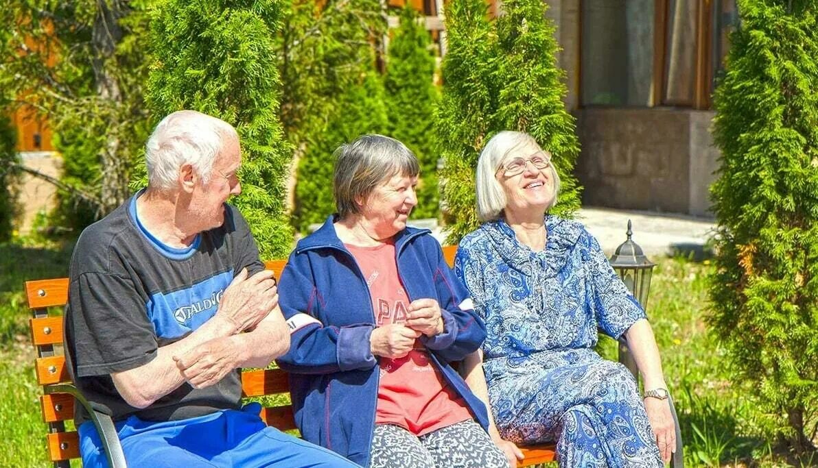 пансионат для престарелых в москве. пансионат для пожилых. долголетие москва. пансионат для пенсионеров. инвалид в парке.