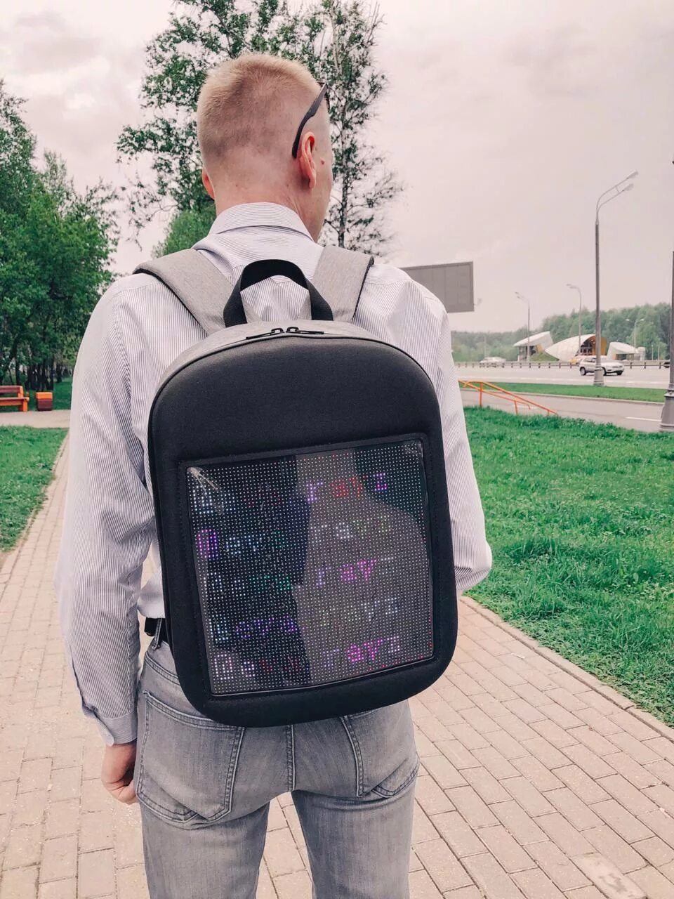 Help jiuyue retrieve the lost backpack