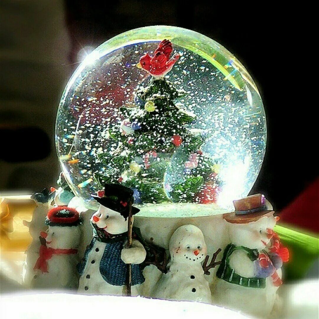 Зима в шаре. Новогодний шар со снеговиком. Снежный шар со снеговиком. Снежный шар тумблер.