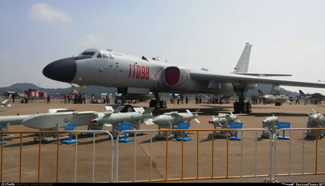 H 6k. Ввс кнр xian h-6. H6k бомбардировщик. Xian h-6n. Бомбардировщиков китая h-6k.