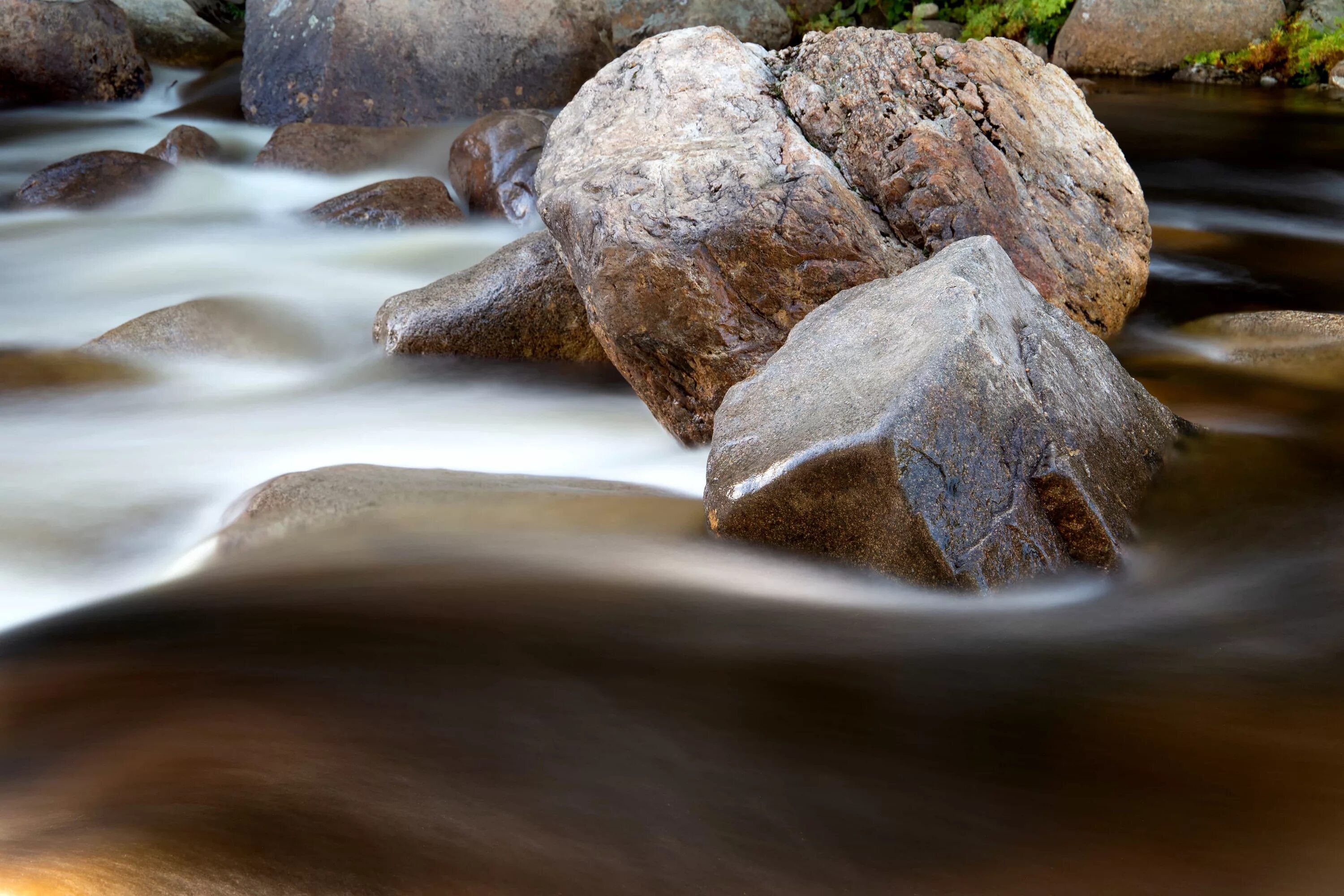 Stone river. Ручей среди камней. Ручей с камнями. Камушки в ручье. Вода среди камней.