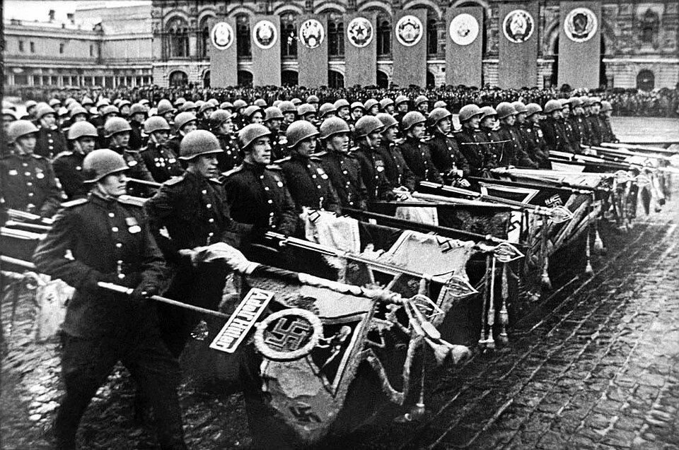 1945 год парад победы на красной. Парад Победы 24 июня 1945. Берлинский парад Победы 1945. Парад Победы 1945 года на красной площади в Москве. Парад в Москве 1945.