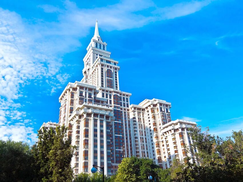 Сайт высотка. Небоскреб триумф-палас. триумф палас москва жилой комплекс. триумф палас сталинская высотка. чапаевский парк триумф палас.