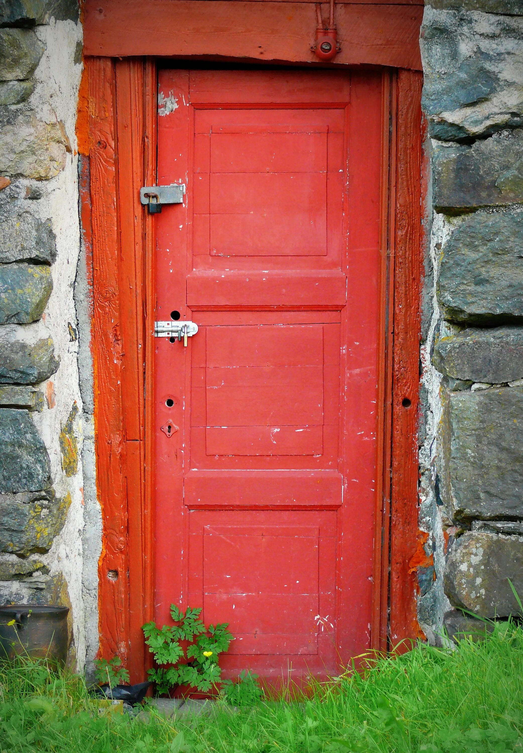 Красная дверь. Старая деревянная красная дверь. Старинная дверь красная. Красная деревянная дверь. Как открыть красную дверь