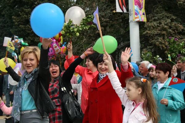 1 мая житель. 1 Мая в городе. Село первое мая. Тихорецк Майская 1. Городищенский сельский клуб день парад 1 мая Домкултуры.