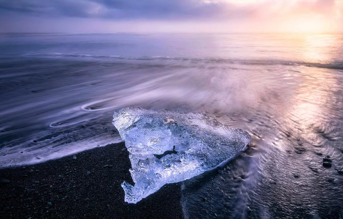 Лед у берегов моря. Лёд на берегу моря. Лед у берега. Кусочки льда на море.